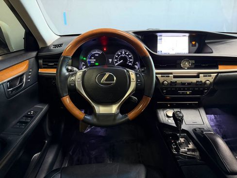 Used 2014 Lexus ES 300h w/ Luxury Package w/Bamboo Trim FWD image 11