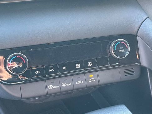 Certified 2025 Hyundai Elantra Sport image 26