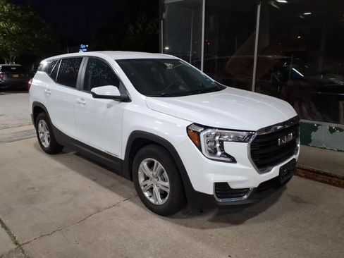 Used 2024 GMC Terrain SLE FWD image 1