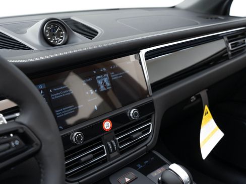 Certified 2025 Porsche Macan AWD/4WD image 25