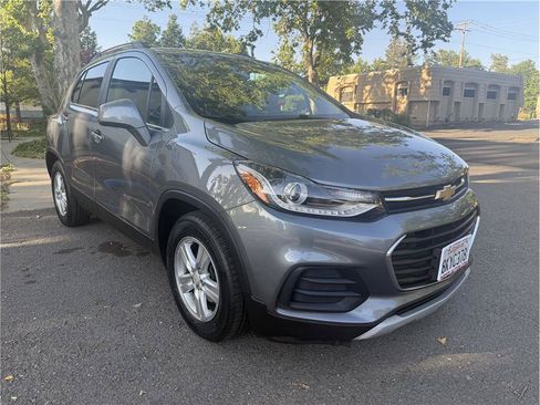 Used 2019 Chevrolet Trax LT w/ LT Convenience Package FWD image 1
