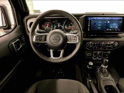 Used 2025 Jeep Wrangler Unlimited Sahara AWD/4WD image 6