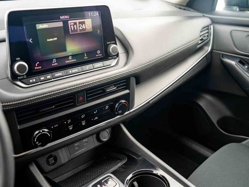 Used 2024 Nissan Rogue S FWD image 18