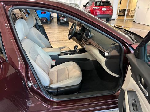 Used 2025 Nissan Altima 2.5 SV image 35
