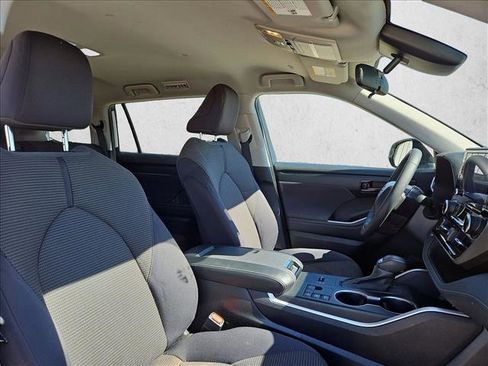 Used 2023 Toyota Highlander LE image 20