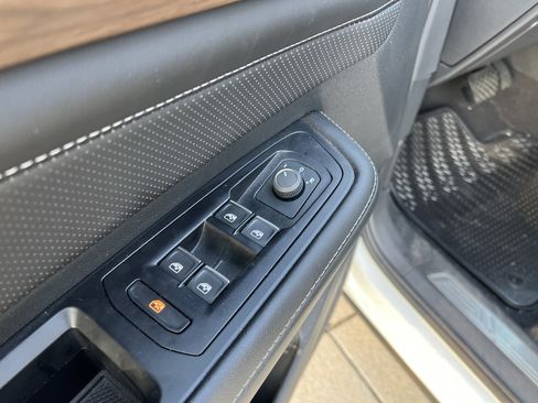 Used 2025 Volkswagen Atlas SE w/ Panoramic Sunroof Package FWD image 12