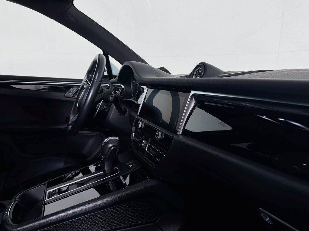 Certified 2023 Porsche Macan AWD/4WD image 31