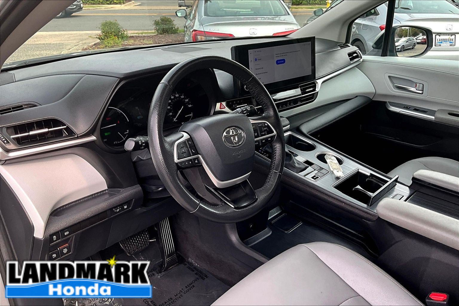 Used 2025 Toyota Sienna XLE FWD image 13