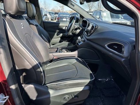 Used 2023 Chrysler Pacifica Limited w/ S Appearance Package image 10