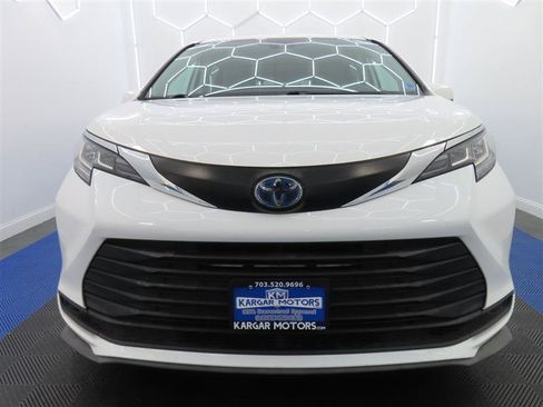 Used 2023 Toyota Sienna LE AWD/4WD image 3