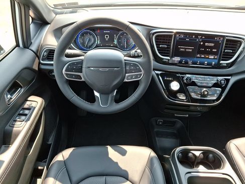 New 2027 Chrysler Pacifica LX FWD image 10