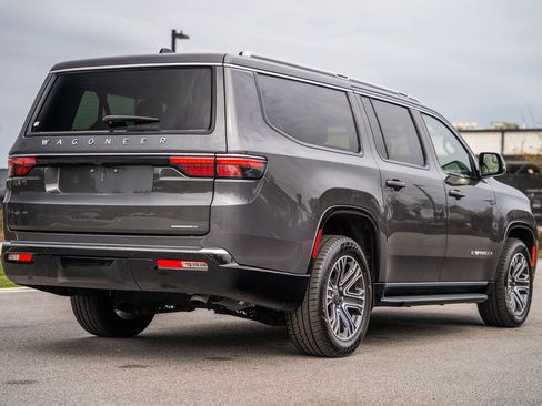 Used 2024 Jeep Wagoneer L Series II image 11