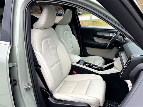 Certified 2023 Volvo XC40 B5 Ultimate w/ Protection Package Premier image 7