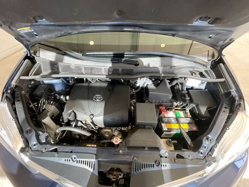 Used 2020 Toyota Sienna LE w/ Carpet Mat Package FWD image 26