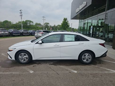 New 2026 Hyundai Elantra SE FWD image 2
