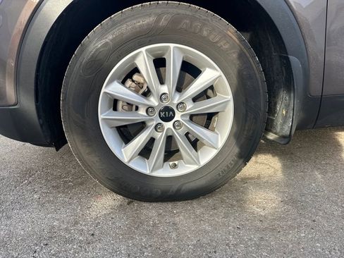 Used 2020 Kia Sorento LX image 11