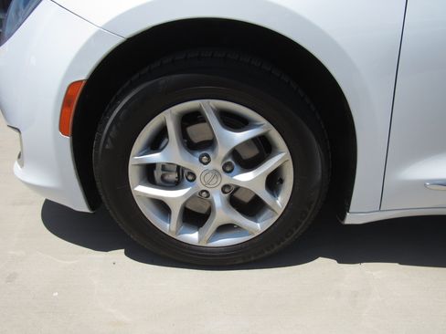 Used 2020 Chrysler Pacifica Limited FWD image 5