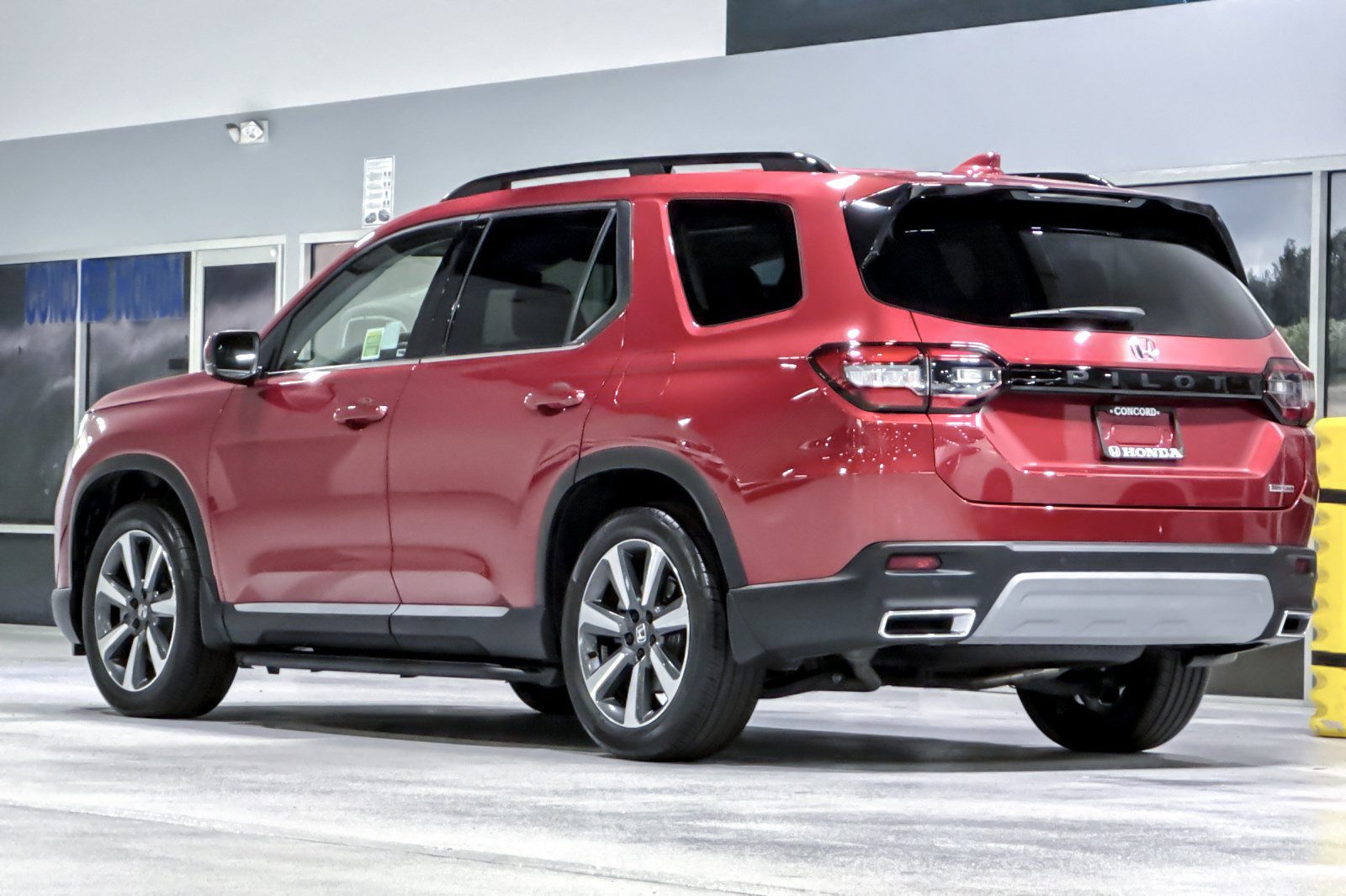 Used 2025 Honda Pilot Touring image 3