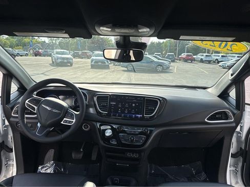 Used 2025 Chrysler Pacifica Select FWD image 20