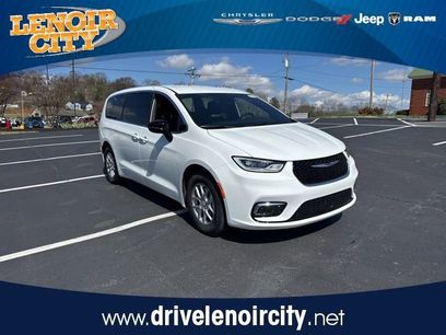 New 2026 Chrysler Pacifica Select