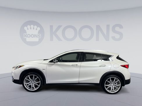 Used 2017 INFINITI QX30 Premium w/ Navigation Package image 2