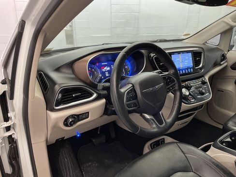 Used 2017 Chrysler Pacifica Touring-L Plus image 18