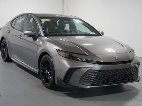 Used 2025 Toyota Camry SE FWD image 3