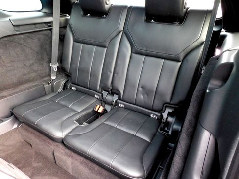 Used 2020 Land Rover Discovery Landmark image 17