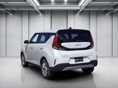 Certified 2025 Kia Soul LX w/ LX Technology Package FWD image 6
