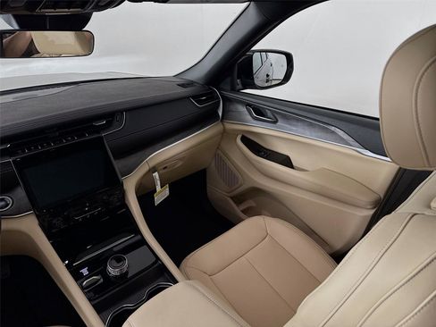 New 2025 Jeep Grand Cherokee Limited image 25