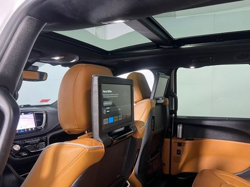 Used 2022 Chrysler Pacifica Pinnacle image 32