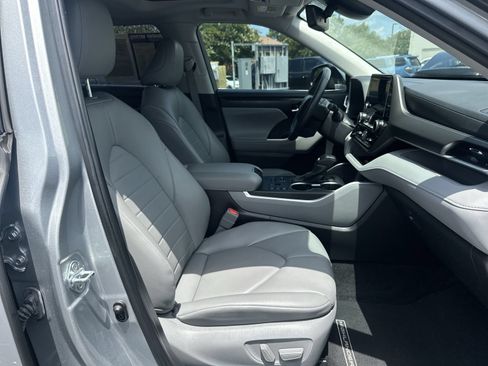 Used 2024 Toyota Highlander XLE AWD/4WD image 22