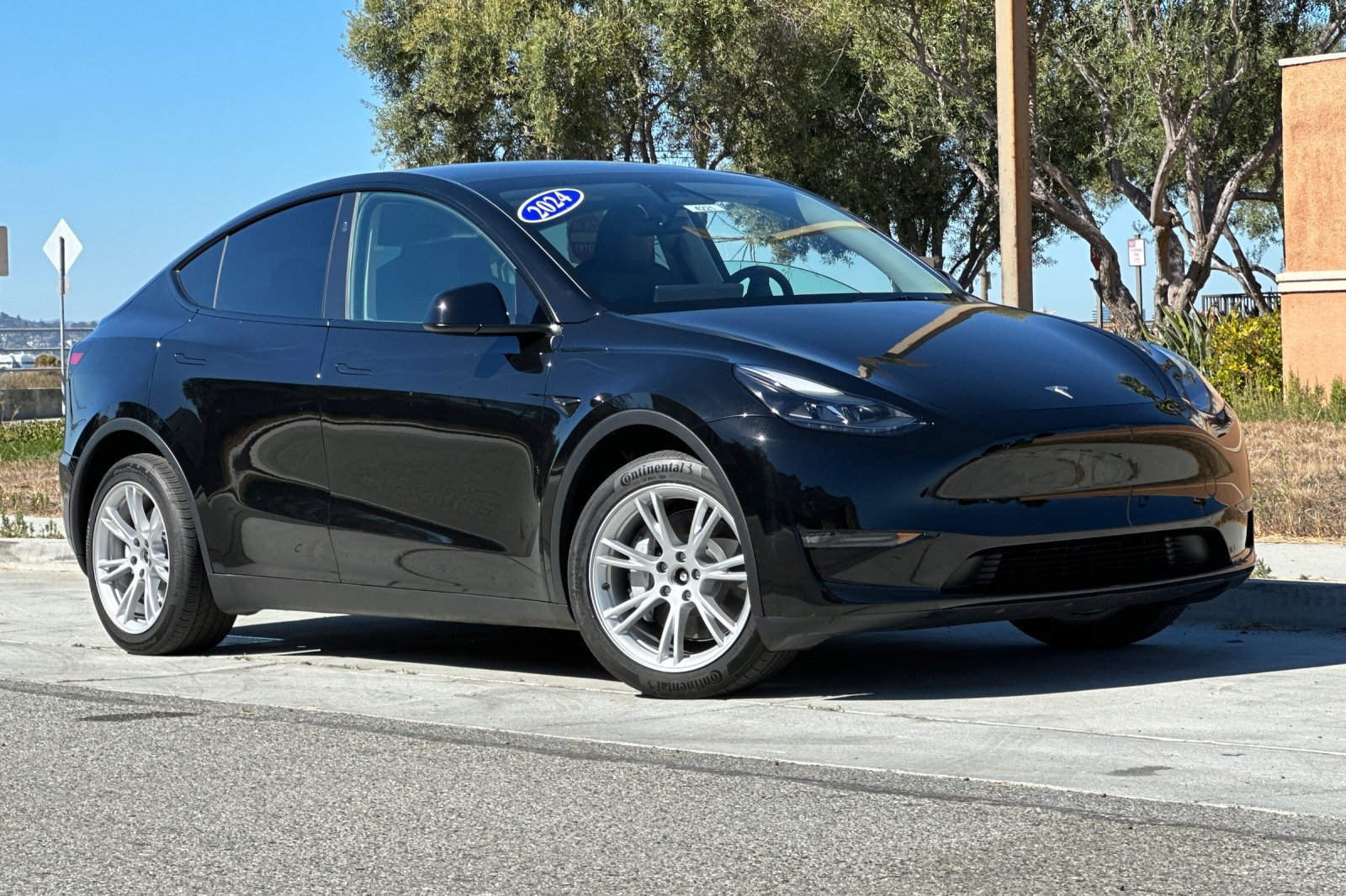 Used 2024 Tesla Model Y Long Range AWD/4WD image 2