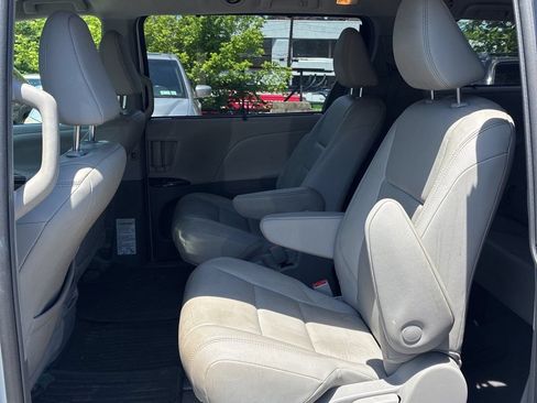 Used 2019 Toyota Sienna XLE w/ XLE Navigation Package AWD/4WD image 3