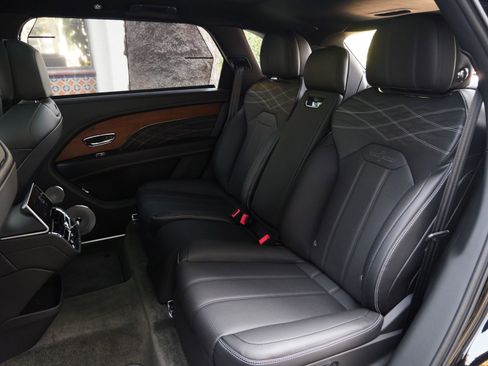 Used 2023 Bentley Bentayga Extended Wheelbase AWD/4WD image 21