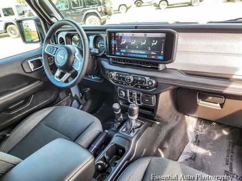 Used 2025 Jeep Wrangler Unlimited Sahara AWD/4WD image 20
