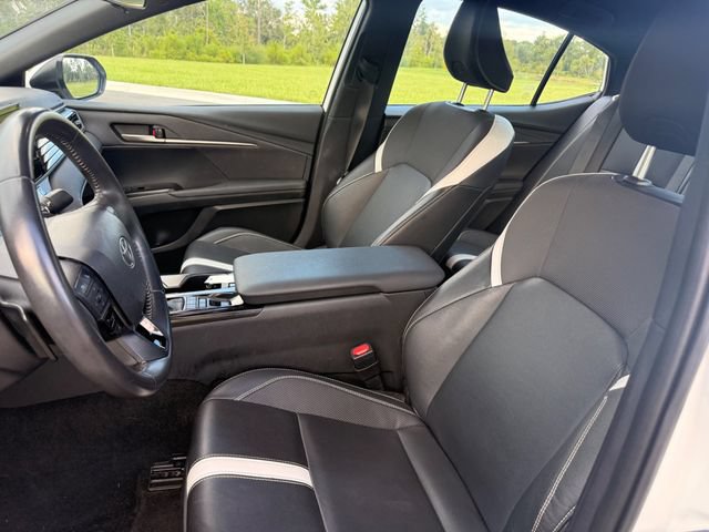 Used 2025 Toyota Camry SE FWD image 9