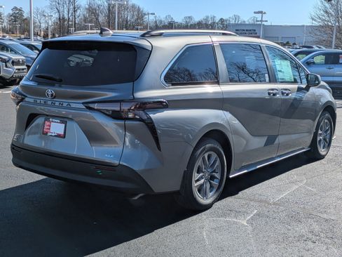 New 2026 Toyota Sienna XLE FWD image 4