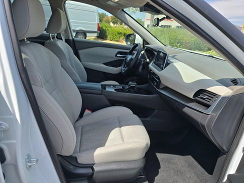 Used 2025 Nissan Rogue SV FWD image 32