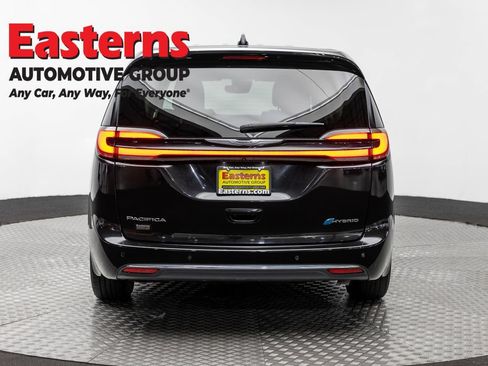 Used 2023 Chrysler Pacifica Touring-L FWD image 6
