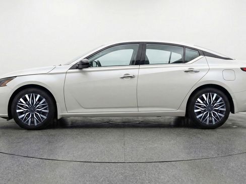 Used 2025 Nissan Altima 2.5 SV FWD image 5