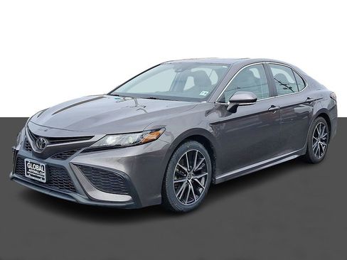 Used 2021 Toyota Camry SE w/ Cold Weather Package image 3