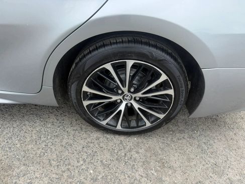 Used 2019 Toyota Camry SE FWD image 9
