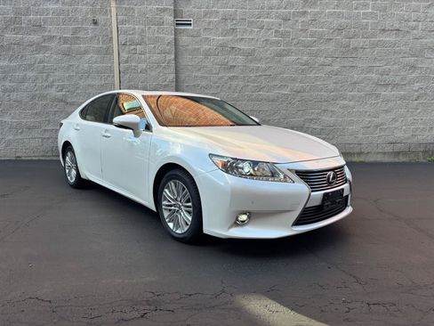 Used 2015 Lexus ES 350 w/ Luxury Package FWD image 1