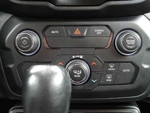 Used 2018 Jeep Renegade Trailhawk w/ Cold Weather Group II image 21