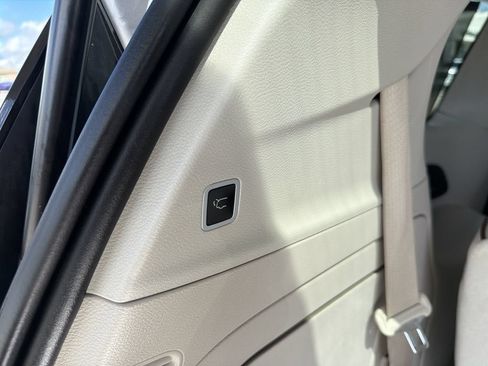 Used 2017 Chrysler Pacifica Limited w/ UConnect Theater Package FWD image 11
