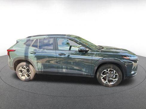 Used 2025 Chevrolet Trax LT FWD image 8