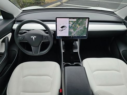 Used 2020 Tesla Model 3 Standard Range Plus image 2