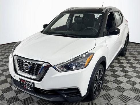 Used 2018 Nissan Kicks SV FWD image 3