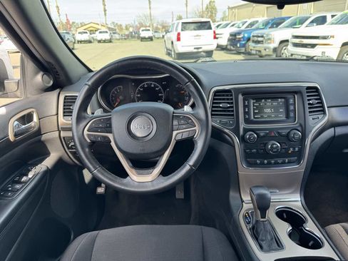 Used 2017 Jeep Grand Cherokee Laredo image 23